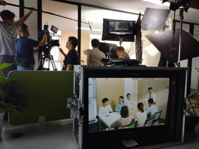 岳阳楼区TVC拍摄公司：科技产品视觉化大师，诠释未来感与功能美学